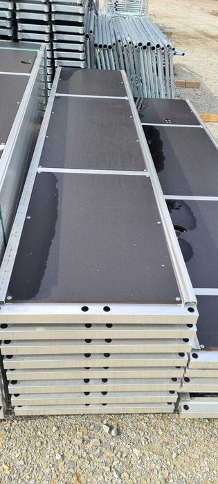 Nowe lekkie rusztowanie na ścianę szczytową aluminium Plettac 8,3 m wysokości x 10 m długości - podest 2,5 m