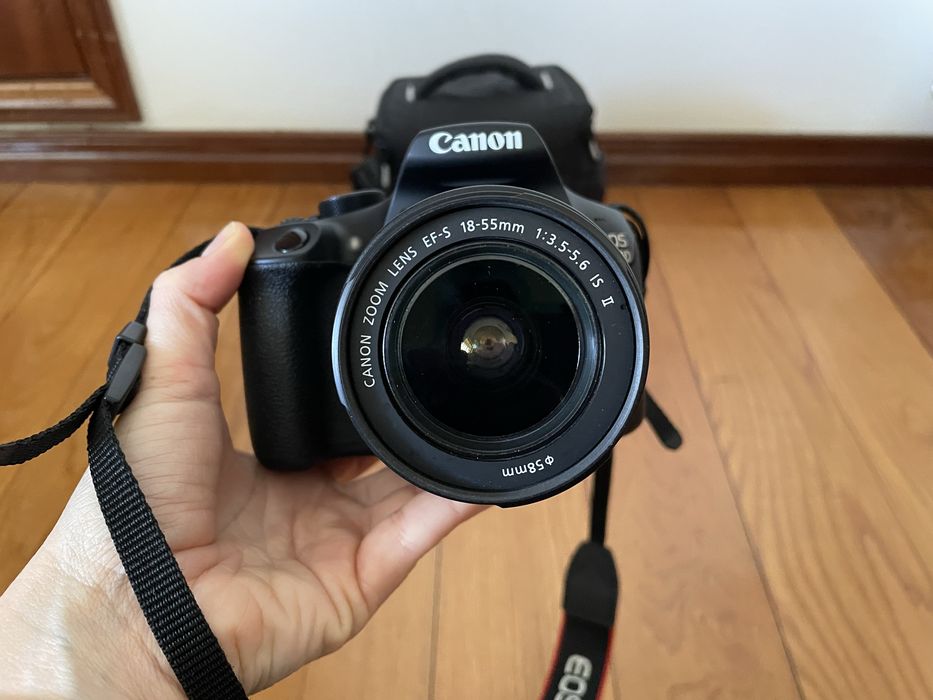 Máquina fotográfica Canon EOS 1300D com lente EFS 18-55mm