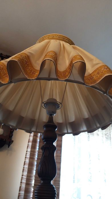 Candeeiro de Pé Alto em Madeira Torneado A