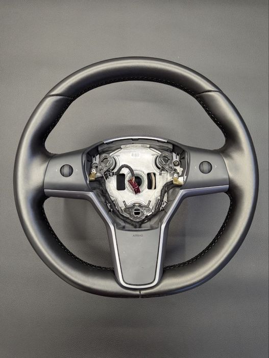 Перетягнуте кермо Tesla