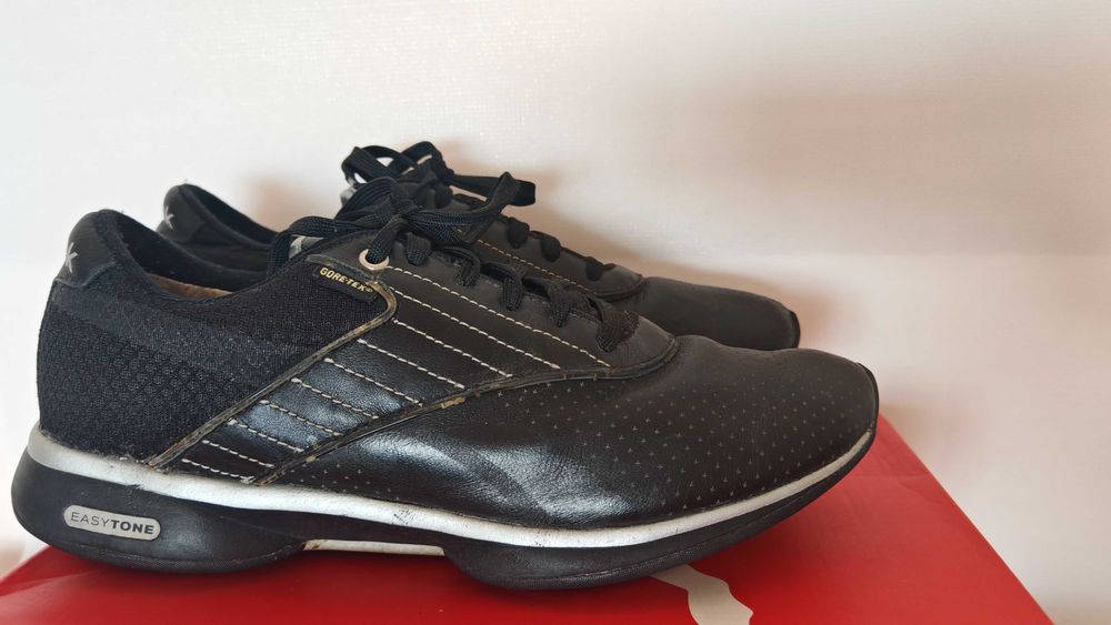 Чорні шкіряні кросівки Reebok EasyTone з системою Gore-Tex