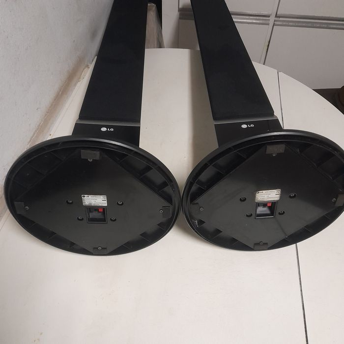 Vendo duas modernas colunas de som