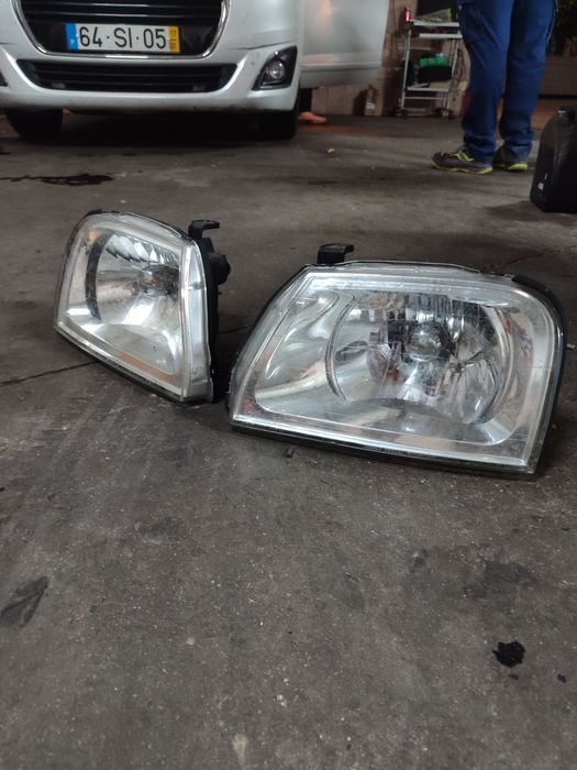 Faróis frontais Mitsubishi L200