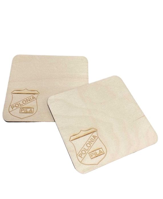 Zestaw dwóch podstawek pod napój z herbem Polonii Piła.