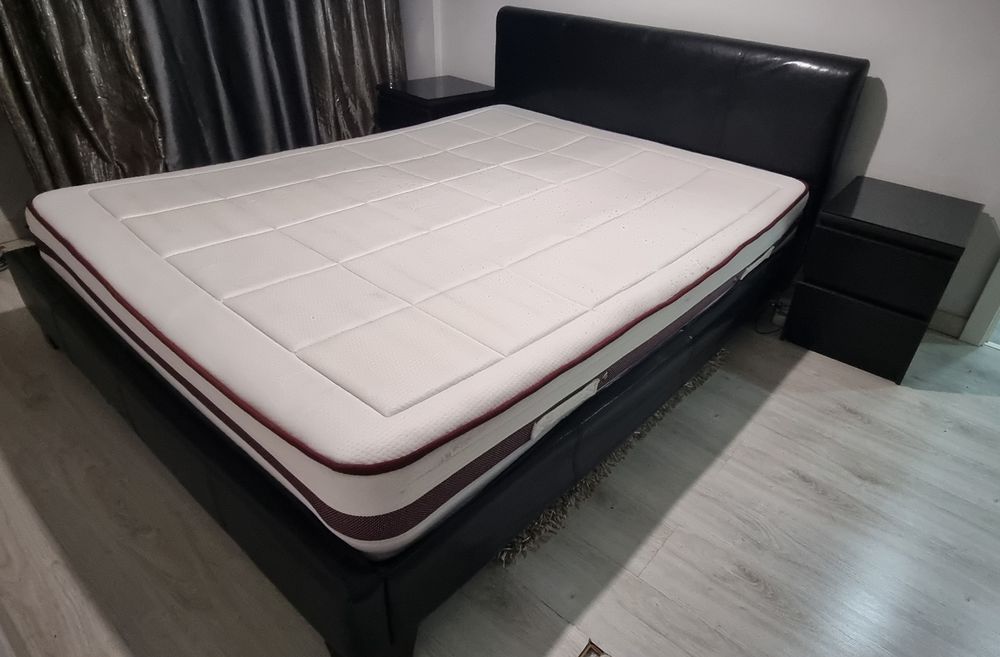Cama de casal com mesas de cabeceira