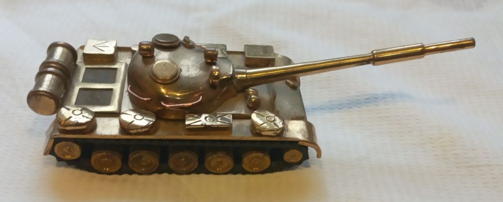Коллекция- винтаж: сувенирная модель танк