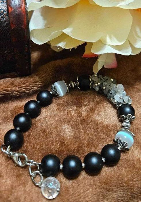 Браслет с натуральными камнями и декоративной фурнитурой