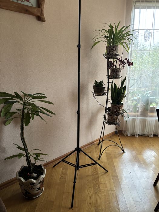 Штатив приблизно 2-3 метра