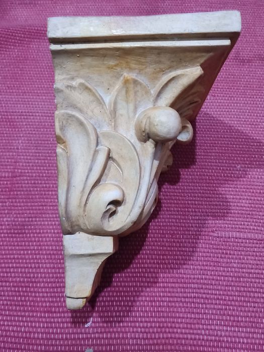 Peanha ou missula centenária em gesso