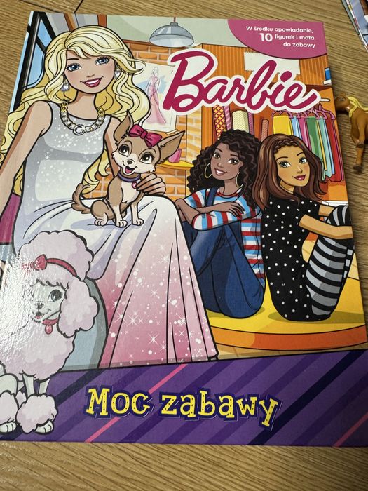 Barbie ksiazka z 10 figurkami z matą