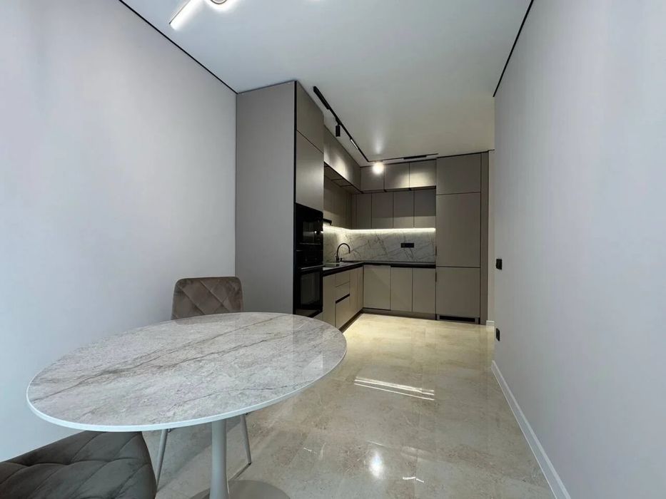 Оренда! 1.5 кім з сучасним ремонтом біля озера з басейном на даху