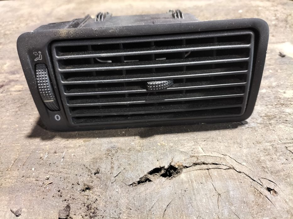 Boczna kratka nawiewu prawa VW Golf lV