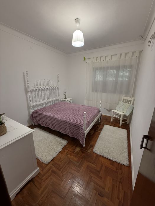 Alugo casa T2 bem localizada