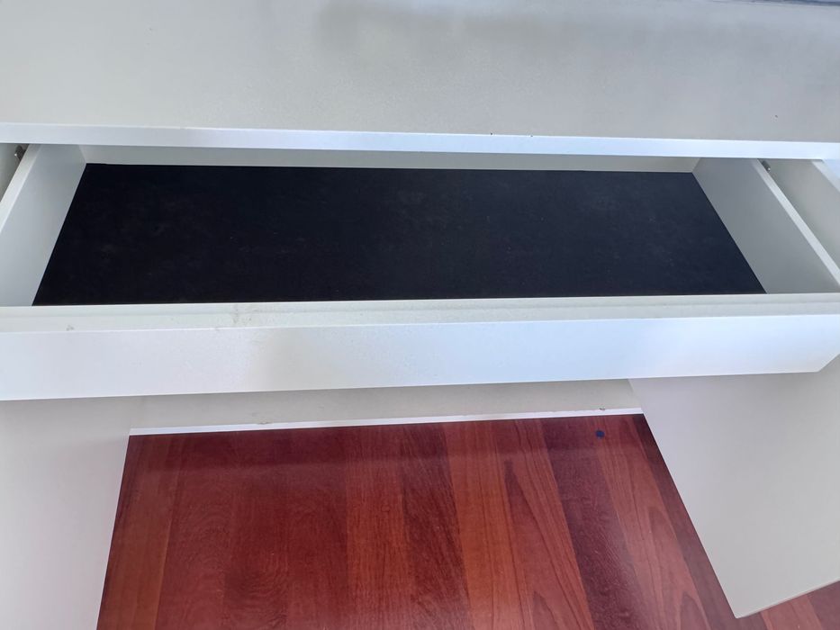 Sideboard las kasas recentemente lacado de branco