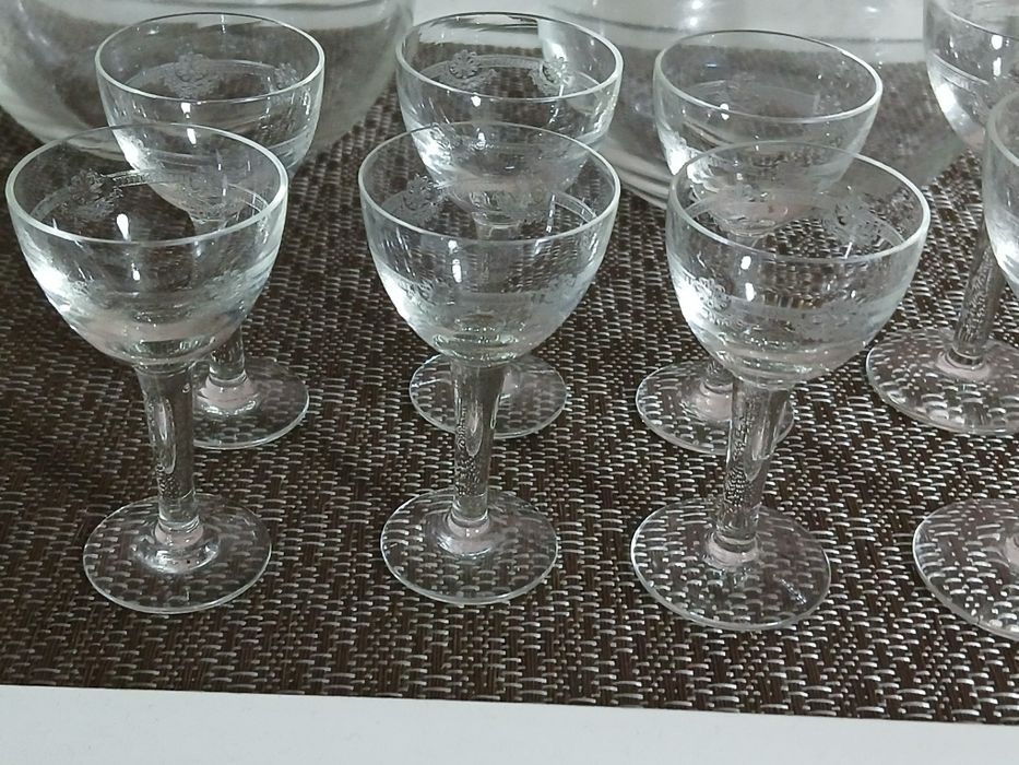 Vendo conjunto de 2 garrafas,1 jarra mais 10 cálices