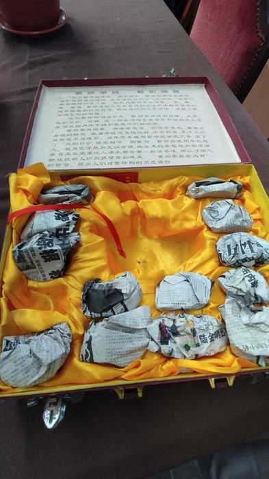 Conjunto de chá chinês completo em cerâmica tipo Yixing Zisha, proveniente de Yixing.
