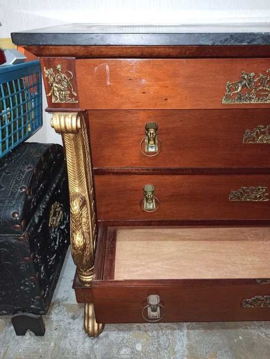 Cómoda Antiga com Tampo em Mármore Negro