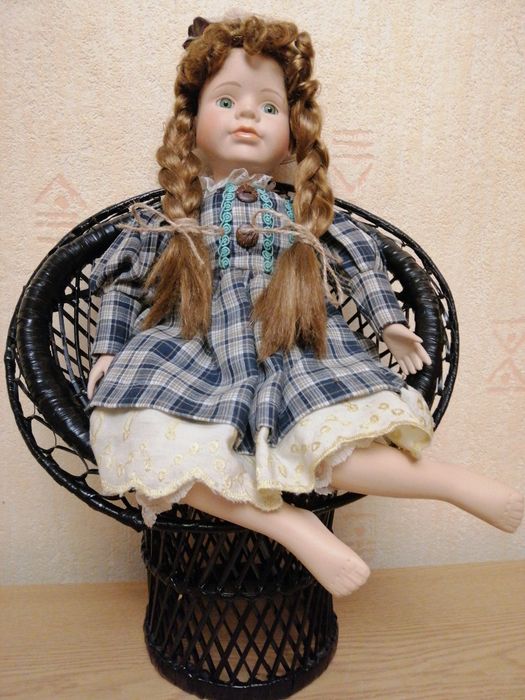 Кукла коллекционная, сидящая в кресле