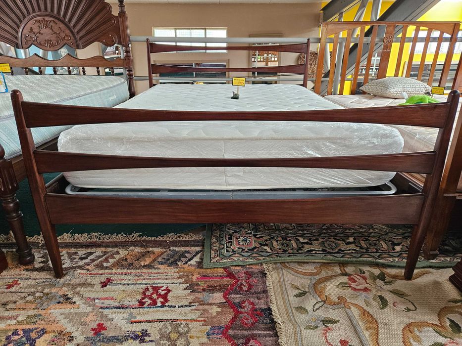 Cama vintage com estrado e colchão Molaflex - Muito bom estado geral