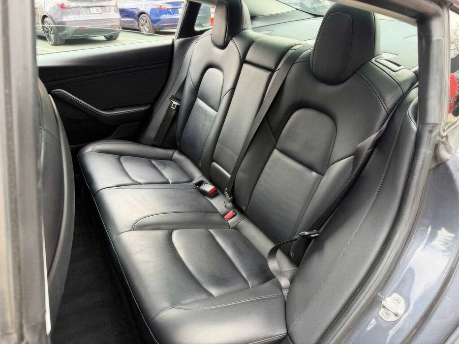Tesla Model 3 Long Range      2022
