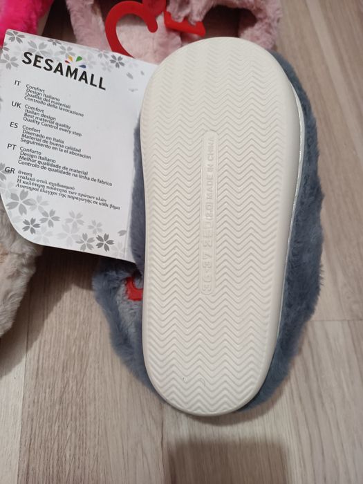 Kapcie puchate z pomponami.