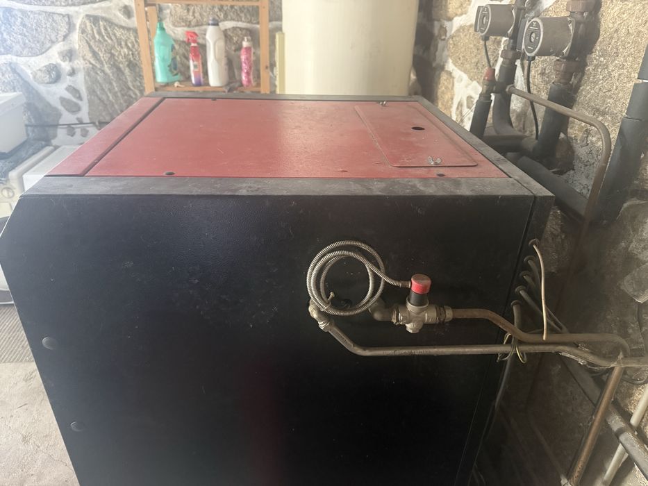 Caldeira de água quente a lenha. Modelo FAR PB L~25/POTENCIA NOM. 25 KW/pressao MAX. 3 bar / tensao 230 V / Frequencia 50 Hz