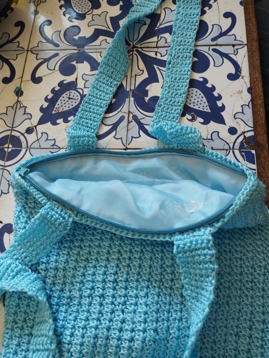 Bolsa em crochê azul claro
