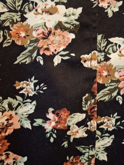 Czarna w kwiaty marynarka narzutka płaszczyk