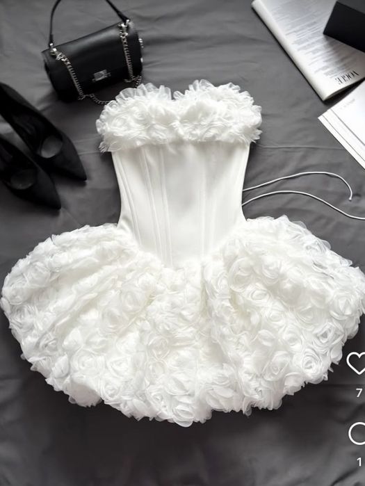 Біла корсетна сукня з трояндами