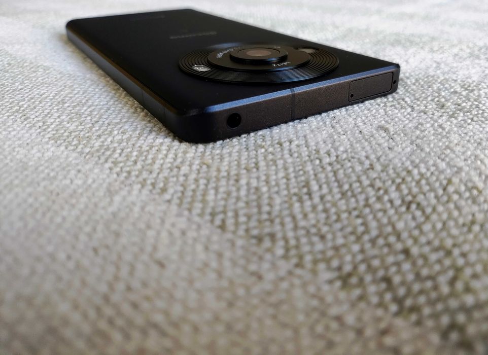 Японський смартфон Sharp R8PRO з найкращою 1" камерою від Leica, 2sim
