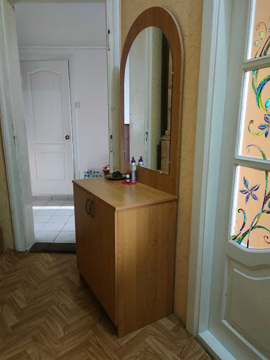 Тумба для взуття в прихожу, з дзеркалом. В гарному стані.