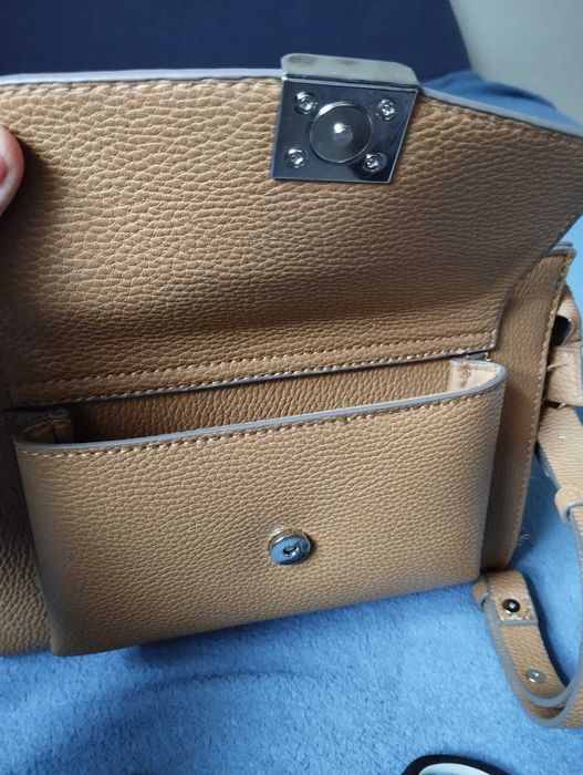 Piękna torebka listonoszka camel c&a