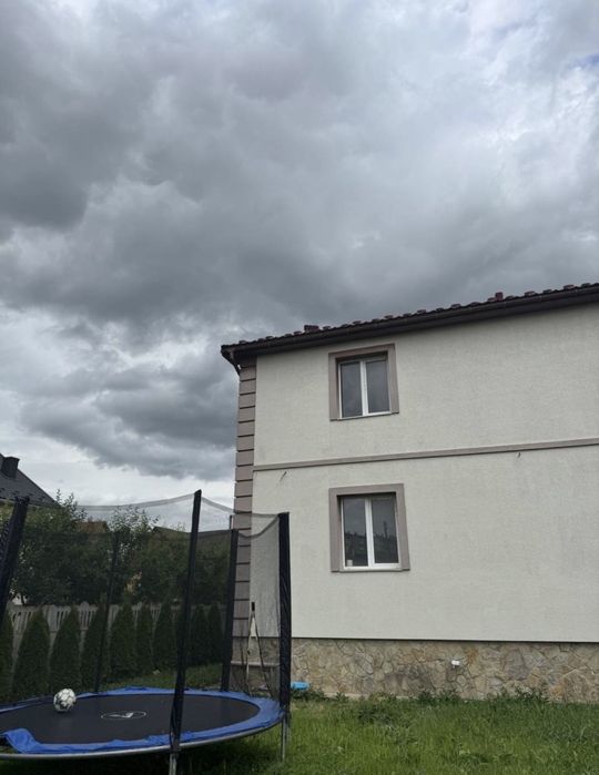 Великий будинок біля Велесу Метро