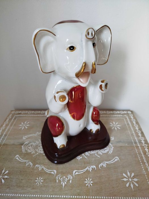 Linda Escultura em Porcelana, base em madeira