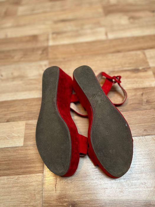 Sandały na koturnie