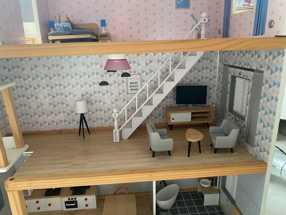 Casa de bonecas em madeira - como nova