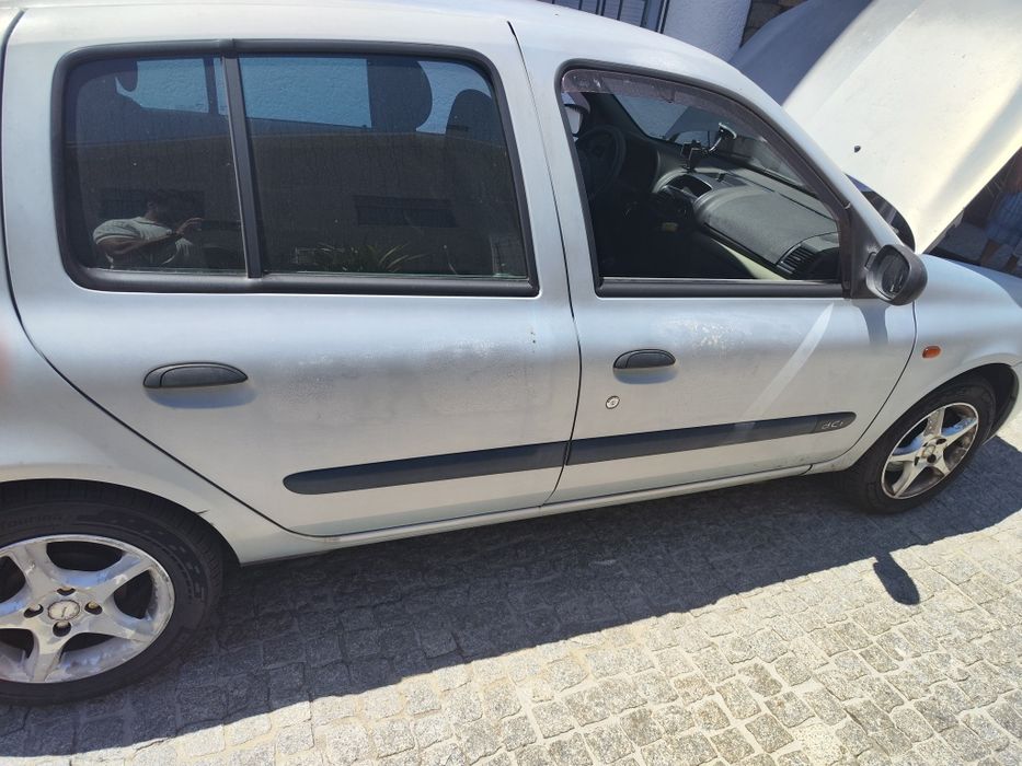Renault Clio cinza