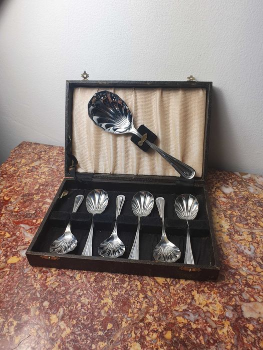 Vintage chromowane łyżki deserowe i łyżka do serwowania w pudełku