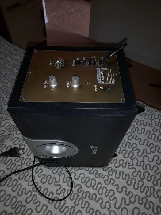 Coluna em ótimo estado, ligada a cabo usb a bom preço