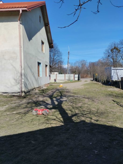 Будинок з приміщенням та обладнанням для шиномонтажу