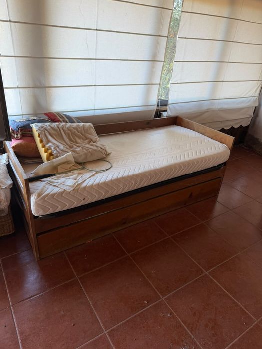 Duas camas de solteiro com gavetão inferior , estrado e colchão 
Preço unidade
