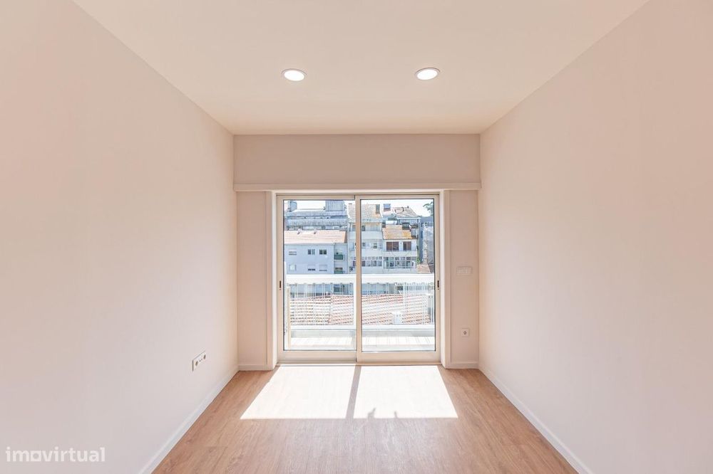 T2 Remodelado na Baixa do Porto com 2 Varandas