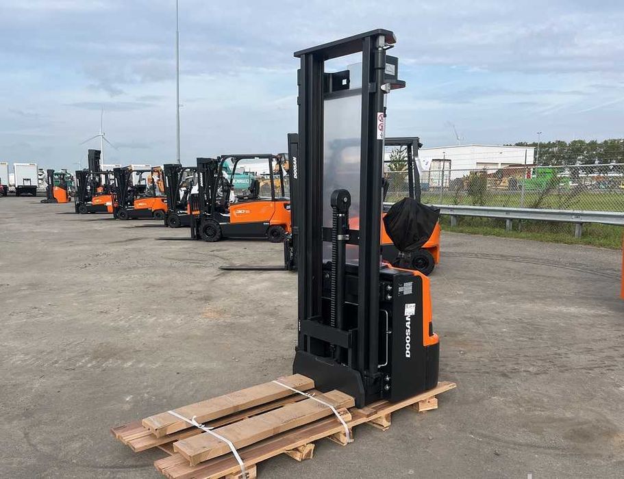 Електроштабелер 1,6 т DOOSAN BSL16N електричний