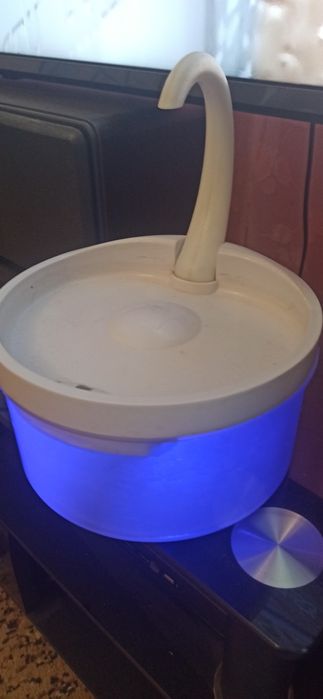 Фонтан для животных с датчиком движения и подсветкой