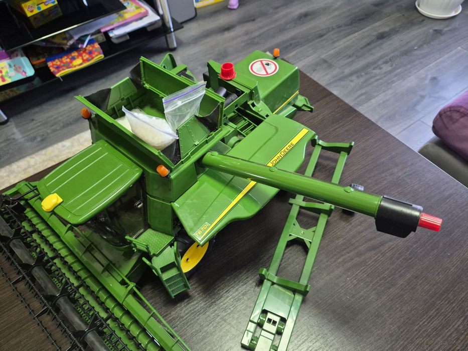 Іграшка Bruder комбайн John Deere T670i (02132)