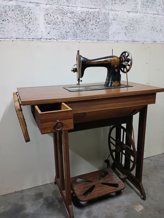 Antiga Máquina de costura marca SINGER a funcionar perfeitamente, 
Exe