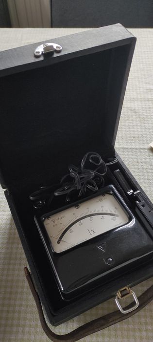 Luxometr, miernik do mierzenia natężenia światła w futerale