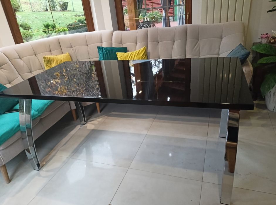 Piękny czarny stół