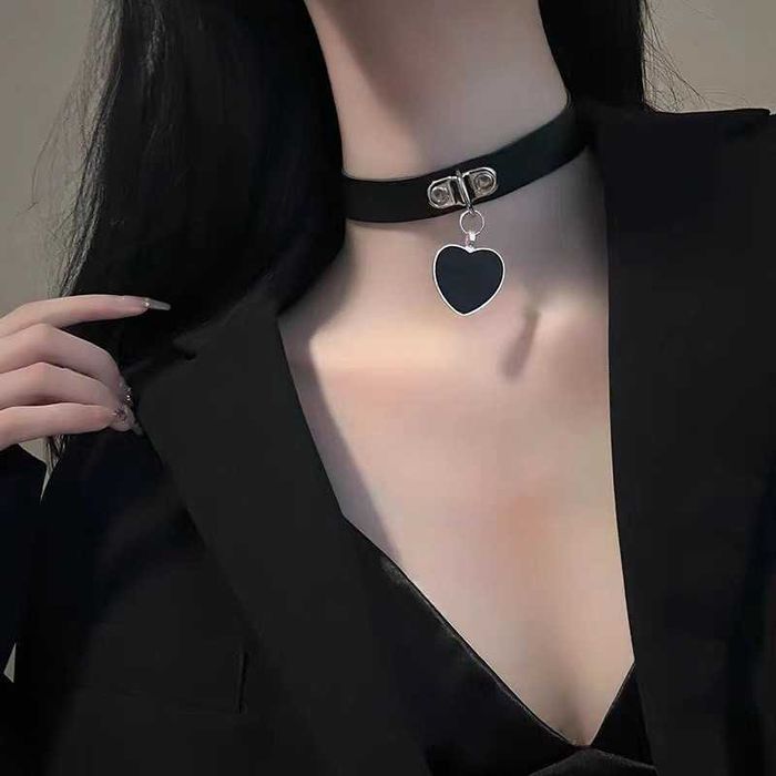 Чокер кожаный с сердечком на шею, сексуальное белье, еротична білизна