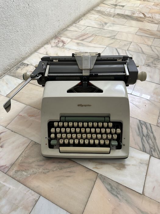 Maquina escrever olympia monica anos 60/70